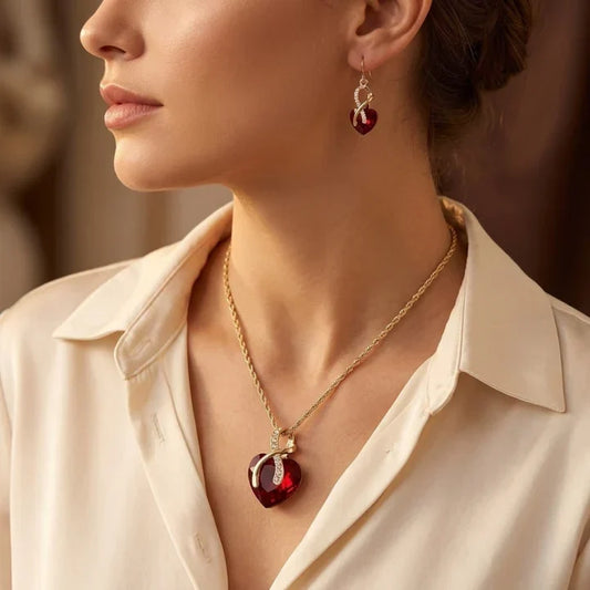 Set Gedraaide Gouden Hartsieraden Met Robijn