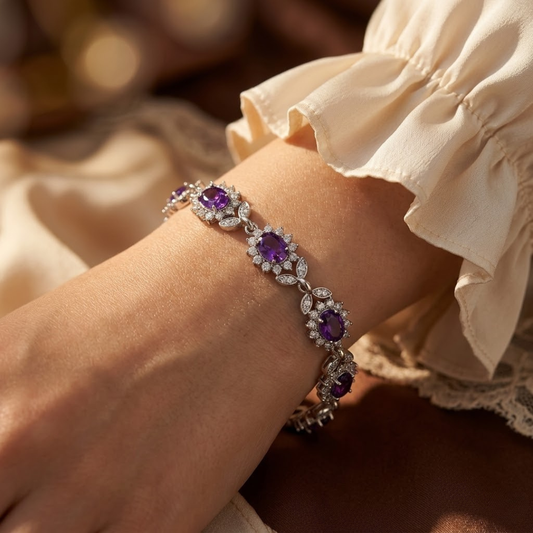 Zilverkleurige Bloemenarmband Met Amethist