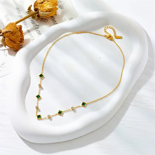 Goudkleurige Geometrische Stationketting Met Smaragd