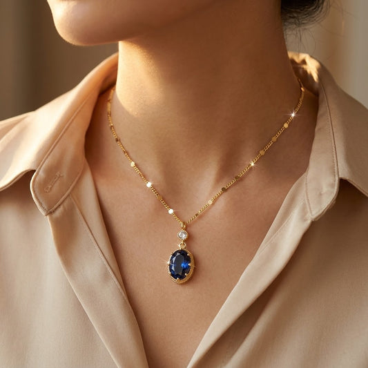 Gouden Ketting Met Ovale Hanger En Saffier