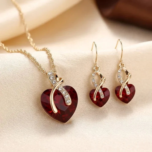Set Gedraaide Gouden Hartsieraden Met Robijn