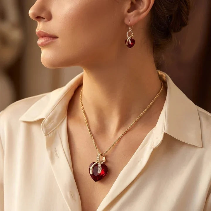 Set Gedraaide Gouden Hartsieraden Met Robijn