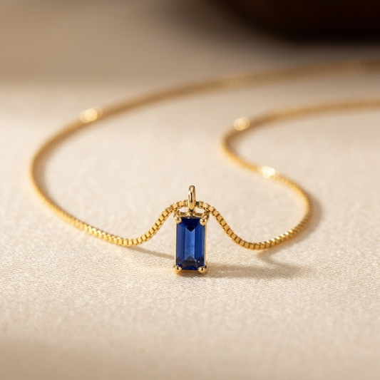 Minimalistische Gouden Ketting Met Saffier