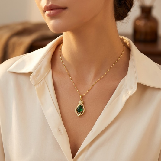 Goudkleurige Ketting Met Druppelhanger En Smaragd