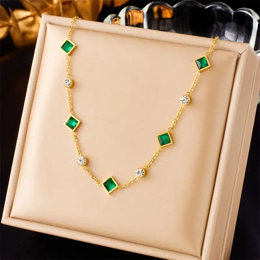 Goudkleurige Geometrische Stationketting Met Smaragd