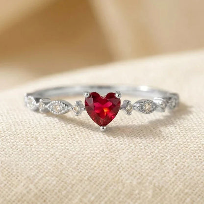 Gouden Ring Met Hartvormige Robijn