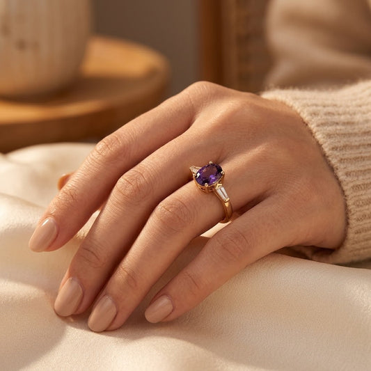 Gouden Ring Met Amethist En Drie Stenen