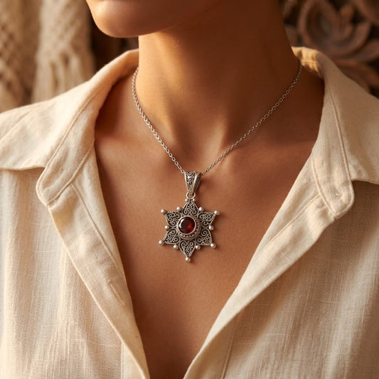 Zilverkleurige Ketting Met Sterhanger En Robijn