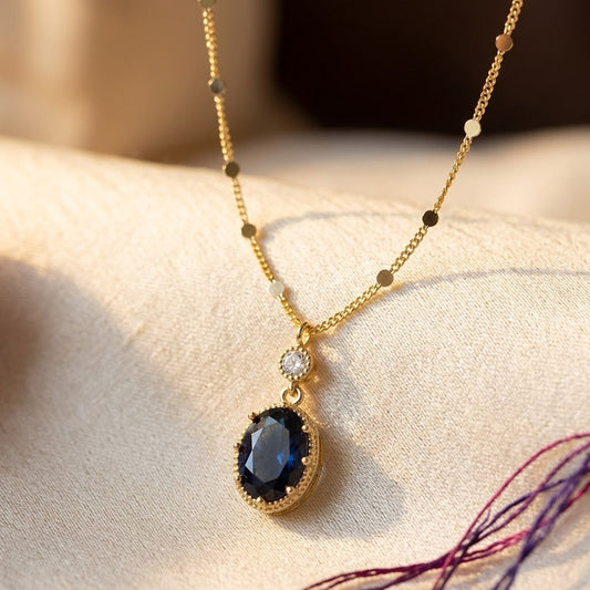 Gouden Ketting Met Ovale Hanger En Saffier