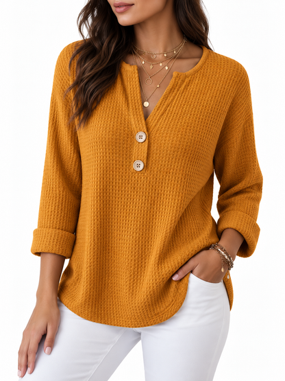 Lucie Gegolfd Henley T-shirt met Knopen
