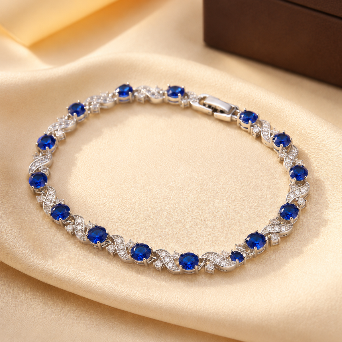 Zilverkleurige Schakelarmband Met Bloem En Saffier