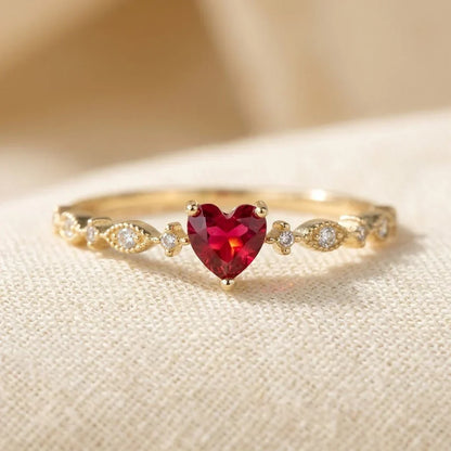 Gouden Ring Met Hartvormige Robijn