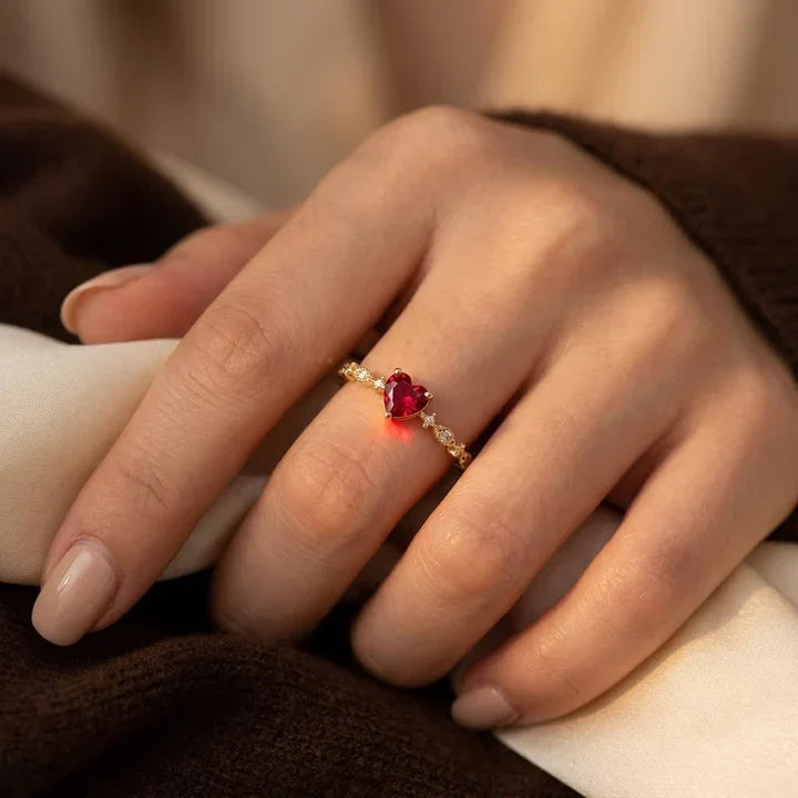 Gouden Ring Met Hartvormige Robijn